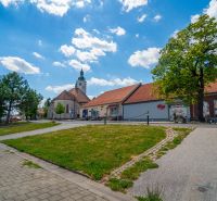 Častá RD s čiastočnou rekonštrukciou a veľkým pozemkom 2934m2 - Exteriér v Častej na Hlavnej ulici s kostolom a obchodnými priestormi.