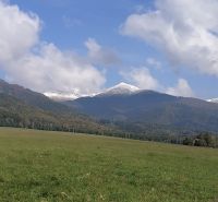 TURANY -  pozemok ,Trusalová 3930 m2,okr. Martin   - Horské vrcholy s výhľadom na zasnežené čiapky, pod nimi sú lúky a lesy vhodné pre rekreačné pozemky.