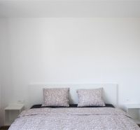 Na Prenájom krásny klimatizovaný mezonet v Pezinku 1.100,- Eur - Spálňa s posteľou v 4-izbovom byte na ulici Trnavská, svetlé prostredie.
