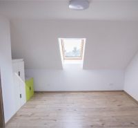 Na Prenájom krásny klimatizovaný mezonet v Pezinku 1.100,- Eur - Izba na ulici Trnavská s drevenou podlahou, strešným oknom a jednoduchým zariadením 4-izbového bytu.