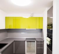 Na Prenájom krásny klimatizovaný mezonet v Pezinku 1.100,- Eur - Kuchyňa na Trnavskej v 4-izbovom byte s farebnými hornými skrinkami.