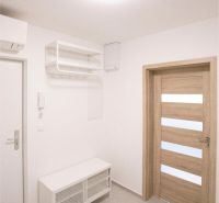 Na Prenájom krásny klimatizovaný mezonet v Pezinku 1.100,- Eur - Vstupná chodba s bielym nábytkom, drevenými dverami a svetlou podlahou, Trnavská 4-izbový byt.