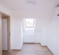 Na Prenájom krásny klimatizovaný mezonet v Pezinku 1.100,- Eur - Podkrovná miestnosť, svetlá, drevená podlaha, strešné okno, na ulici Trnavská, 4-izbový byt.