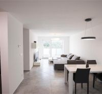 Na Prenájom krásny klimatizovaný mezonet v Pezinku 1.100,- Eur - Obývačka 4-izbového bytu na ulici Trnavská s pohovkou, jedálenským stolom a spotrebičmi.