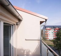 Na Prenájom krásny klimatizovaný mezonet v Pezinku 1.100,- Eur - Balkón pri 4-izbovom byte na ulici Trnavská, výhľad na obytnú zónu a zeleň.