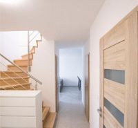 Na Prenájom krásny klimatizovaný mezonet v Pezinku 1.100,- Eur - Chodba s drevenými schodmi, drevenými dverami, vedie do svetlého 4-izbového bytu na ulici Trnavská.