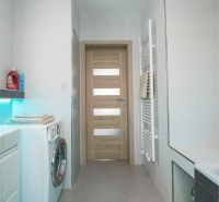 Na Prenájom krásny klimatizovaný mezonet v Pezinku 1.100,- Eur - Na obrázku je kúpeľňa s práčkou, svetlým obkladom a dverami. Trnavská, 4-izbový byt.