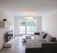 Na Prenájom krásny klimatizovaný mezonet v Pezinku 1.100,- Eur - Obývačka s pohovkou a televízorom, 4-izbový byt na ulici Trnavská.