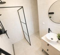 Nádherný 4izbový dom Novostavba v obci Dubová 196m2 - pivnica - Kúpeľňa v rodinnom dome s minimalistickým dizajnom, sprchovým kútom a zrkadlom.