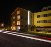 Predaj! Rekreačný apartmán pod Tatrami – Dovalovo - Nočný pohľad na budovu v Dovalove, Liptovský Hrádok, vhodnú pre 1-izbový byt.
