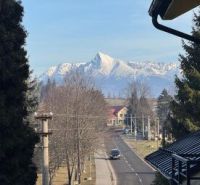 Predaj! Rekreačný apartmán pod Tatrami – Dovalovo - Výhľad na ulicu Dovalovo v Liptovskom Hrádku, s horami v pozadí.
