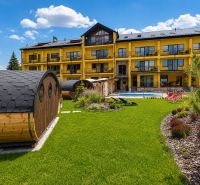 Predaj! Rekreačný apartmán pod Tatrami – Dovalovo - Exteriér s drevenými saunami a žltou budovou v Dovalove, Liptovský Hrádok.