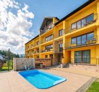 Predaj! Rekreačný apartmán pod Tatrami – Dovalovo - Exteriér v Liptovskom Hrádku na Dovalove s bazénom a bytovým domom.