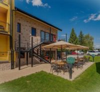 Predaj! Rekreačný apartmán pod Tatrami – Dovalovo - Exteriér kaviarne v časti Dovalovo, Liptovský Hrádok s vonkajším posedením.