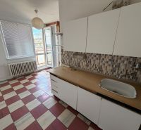2 izbový byt s 2 balkónmi Topoľčany / VYPLATENA ZALOHA - Kuchyňa v 2-izbovom byte s oknom, umývadlom a farebnou dlažbou.