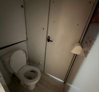 2 izbový byt s 2 balkónmi Topoľčany / VYPLATENA ZALOHA - Toaleta v 2-izbovom byte s podlahou s dreveným dekorom.