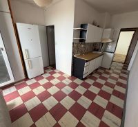 2 izbový byt s 2 balkónmi Topoľčany / VYPLATENA ZALOHA - Kuchyňa v 2-izbovom byte s kockovanou dlažbou a bielymi skrinkami.