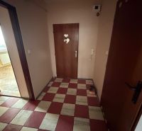 2 izbový byt s 2 balkónmi Topoľčany / VYPLATENA ZALOHA - Vstupná chodba s dlaždicovou podlahou v 2-izbovom byte, dvere napravo, svetlo z okna.