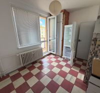 2 izbový byt s 2 balkónmi Topoľčany / VYPLATENA ZALOHA - Kuchyňa v 2-izbovom byte s farebnou dlažbou a chladničkou.