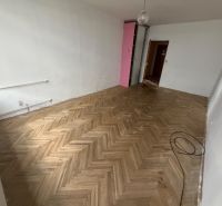 2 izbový byt s 2 balkónmi Topoľčany / VYPLATENA ZALOHA - Biela stena a podlaha s dreveným dekorom v 2-izbovom byte.