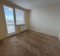 2 izbový byt s 2 balkónmi Topoľčany / VYPLATENA ZALOHA - Izba v 2-izbovom byte s balkónom a podlahou s dreveným dekorom.