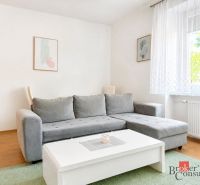 Prenájom 2,5 izbový byt TRENČIANSKA (energie v cene) - Svetlá obývacia izba s pohodlnou sedačkou v 3-izbovom byte, dekor drevenej podlahy.