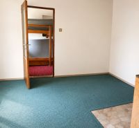 Menší Rodinný dom Veľké Košecké Podhradie, pozemok 340 m2 - Interiér Rodinného domu s otvorenými dverami a kobercom modrej farby.