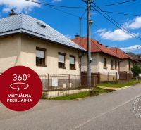 Rodinný dom Šambron, okr. Stará Ľubovňa - Rodinný dom na ulici Šambron v Šambrone so zvonicou v pozadí, jasná obloha.