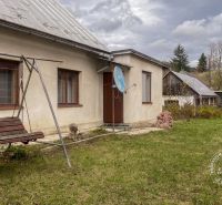 Rodinný dom Šambron, okr. Stará Ľubovňa - Rodinný dom v Šambrone so záhradnou hojdačkou a satelitom na fasáde.