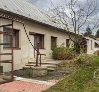 Rodinný dom Šambron, okr. Stará Ľubovňa - Rodinný dom v Šambrone na ulici Šambron s preskleným vstupom, studňou a zeleňou.