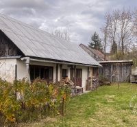 Rodinný dom Šambron, okr. Stará Ľubovňa - Rodinný dom v Šambrone so záhradou a dreveným prístreškom na ulici Šambron.