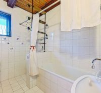 Rodinný dom Šambron, okr. Stará Ľubovňa - Kúpeľňa s vaňou a bielymi dlaždicami, Rodinný dom.