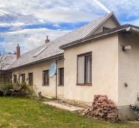 Rodinný dom Šambron, okr. Stará Ľubovňa - Rodinný dom v Šambrone na ulici Šambron s bielou fasádou a záhradným sedením.