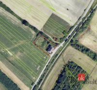 Na predaj budova na bývanie alebo podnikanie, Kalonda - Letecký pohľad na rodinný dom v Kalonde na Železničnej ulici, obklopený poľami.