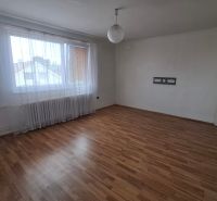 4. izb. RD Čakajovce pri Nitre  - Izba v rodinnom dome s podlahou s dreveným dekorom a veľkým oknom.