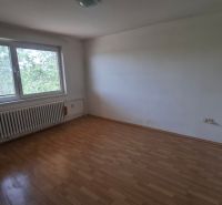 4. izb. RD Čakajovce pri Nitre  - Prázdna izba so stenami bielej farby a podlahou s dreveným dekorom v rodinnom dome.