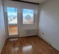 4. izb. RD Čakajovce pri Nitre  - Izba s podlahou s dreveným dekorom a oknom v rodinnom dome.