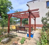 4. izb. RD Čakajovce pri Nitre  - Pergola a lavičky v záhrade rodinného domu v Čakajovciach obklopené ovocnými stromami.