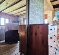 PRIESTRANNÝ DREVODOM S NÁDHERNÝM VÝHĽADOM, ĽUBIETOVÁ,  POZEMOK 2781 M2 - Drevený interiér s nábytkom a zrkadlom v rodinnom dome.