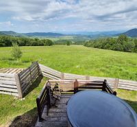 PRIESTRANNÝ DREVODOM S NÁDHERNÝM VÝHĽADOM, ĽUBIETOVÁ,  POZEMOK 2781 M2 - V Rodinnom dome na ulici 626 v Ľubietovej je terasa s výhľadom na prírodu.