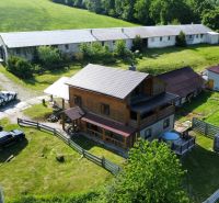 PRIESTRANNÝ DREVODOM S NÁDHERNÝM VÝHĽADOM, ĽUBIETOVÁ,  POZEMOK 2781 M2 - Rodinný dom v Ľubietovej na ulici 626 s garážou a veľkým pozemkom.
