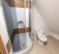 Prenájom, Apartmán v meste Krupina - Kúpeľňa v 2-izbovom byte s rohovou sprchou a WC, jednoduchý dizajn.