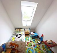 Prenájom, Apartmán v meste Krupina - Detská izba s kobercem a strešným oknom v 2-izbovom byte.