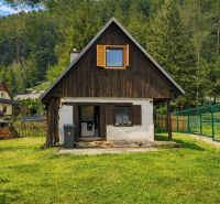 ČAROVNÁ CHALUPA, ĽUBIETOVÁ, 373 M2 - Chata v Ľubietovej na Podlipe obklopená lesom, pri dome je kopa dreva.