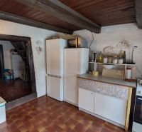 ČAROVNÁ CHALUPA, ĽUBIETOVÁ, 373 M2 - Kuchyňa v Chate s bielou linkou, tmavým stropom a keramickou podlahou.