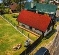 ČAROVNÁ CHALUPA, ĽUBIETOVÁ, 373 M2 - Chata na ulici Podlipa v Ľubietovej s červenou strechou a oplotenou záhradou.