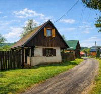 ČAROVNÁ CHALUPA, ĽUBIETOVÁ, 373 M2 - Chata na ulici Podlipa v Ľubietovej so záhradou a oplotením pri ceste.
