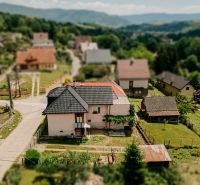 EXKLUZÍVNE DR.DOMOV PRIEVIDZA - RODINNÝ DOM CHRENOVEC-BRUSNO - Rodinný dom v Chrenovci-Brusne so záhradou, dreveným prístreškom a okolitou zeleňou.