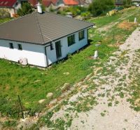Projekt ČEREŠŇOVÁ ALEJ – 10 rod. domov/pozemk., Jelka - Rodinný dom v Jelke s trávnatou záhradou a šikmou strechou.