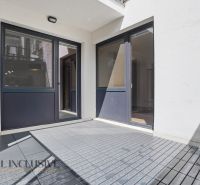 ELEGANTNÝ 2 IZBOVÝ BYT  S PARKINGOM | POLYGON | NITRA - Terasa dvojizbového bytu na Coboriho ulici v Nitre, so sivou dlažbou a presklenými dverami.